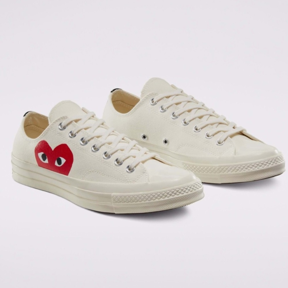 Comme des Garcons Cream Low-Top Sneakers with Red Heart Motif